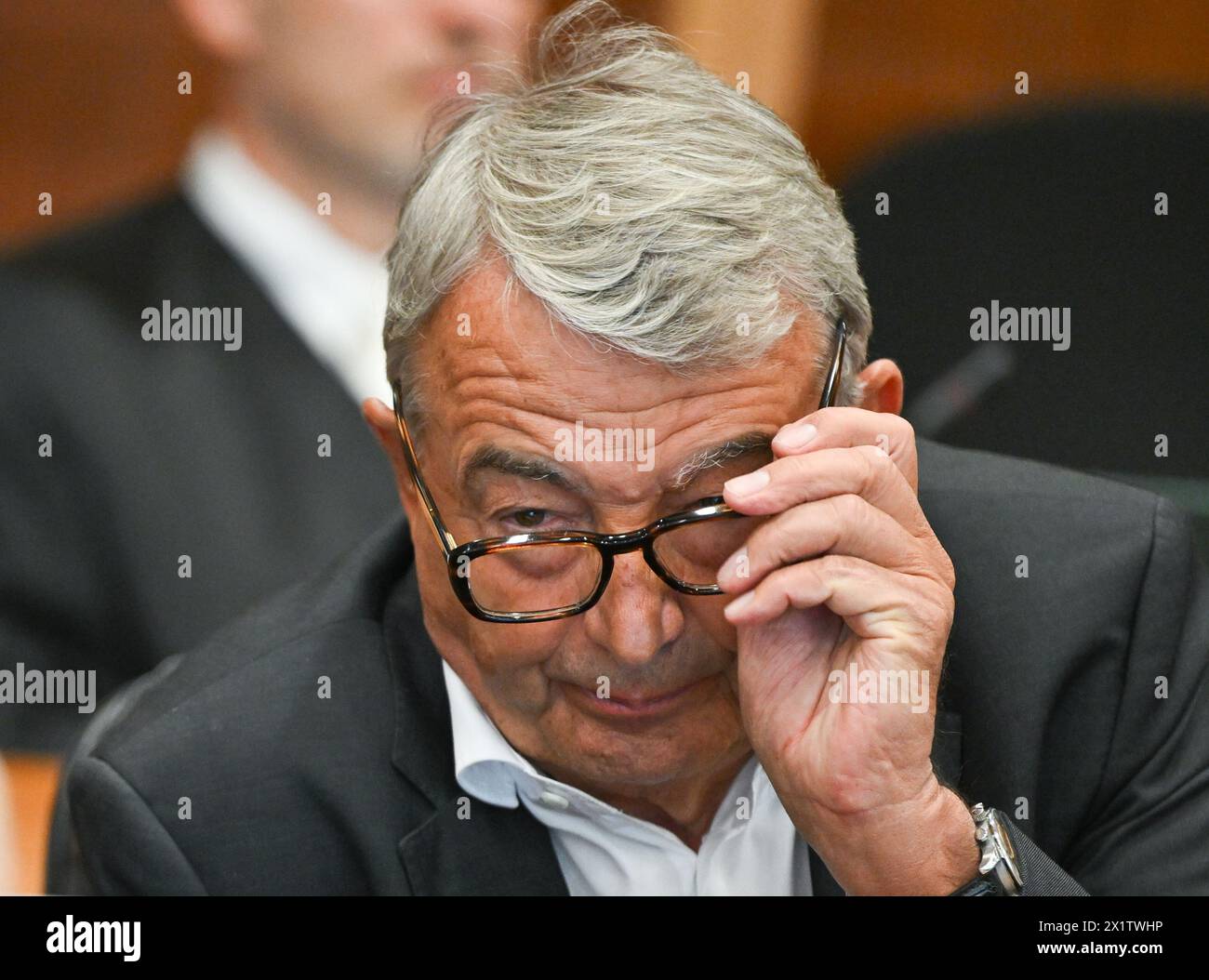 18 aprile 2024, Assia, Francoforte sul meno: Wolfgang Niersbach, ex presidente della DFB, ha preso posto nell'aula del tribunale regionale. L'ufficio del pubblico ministero sta accusando tre ex funzionari della DFB di evasione fiscale. Foto: Arne Dedert/dpa-POOL/dpa Foto Stock