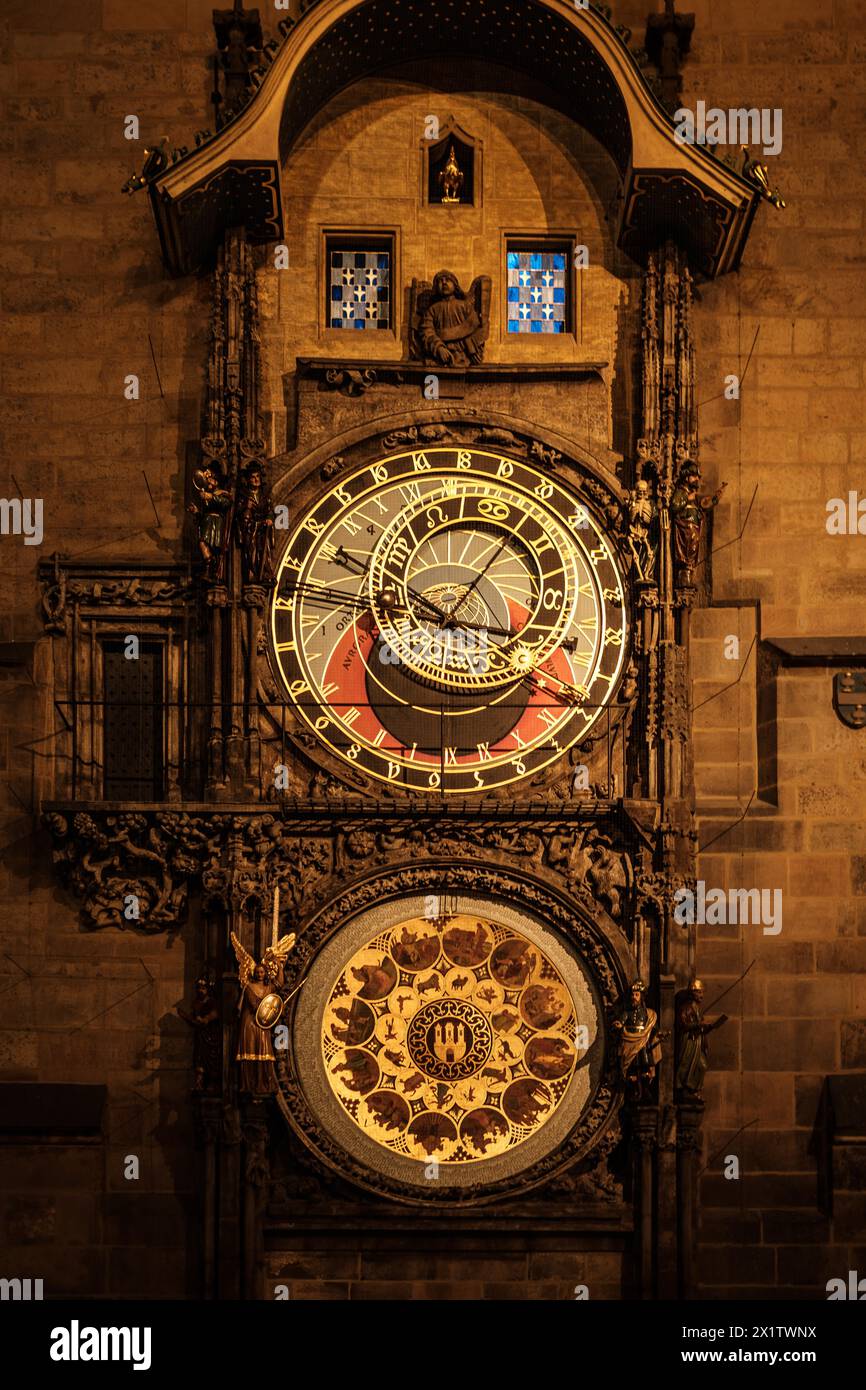 Orologio, calendario, mano del sole, mano della luna, orologio apostolo Praga, Municipio di Praga, visite turistiche, attrazione turistica, orologio apostolo, illuminazione, notte Foto Stock