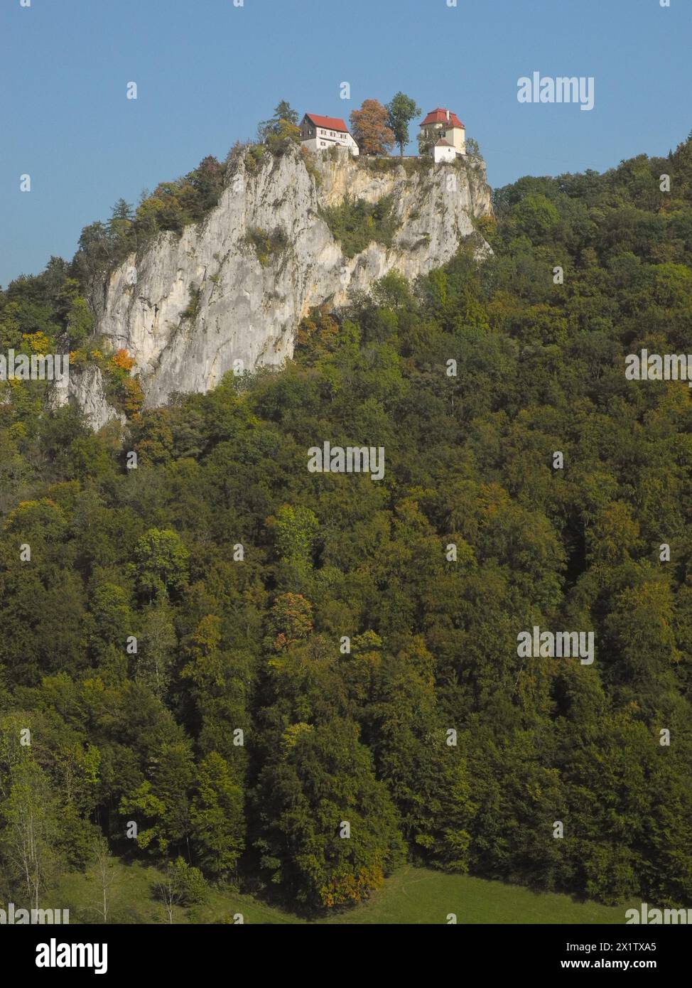 Vista del castello di Bronnen, parco naturale dell'alto Danubio, Fridingen, distretto di Tuttlingen, Baden-Wuerttemberg, Germania Foto Stock