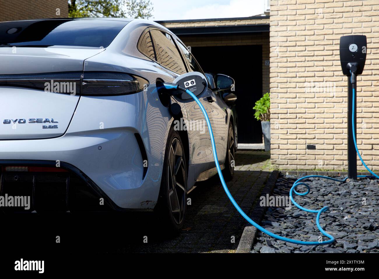 17-04-2024 la guarnizione BYD 3.8S è il principale concorrente della Tesla Model 3. Tuttavia, BYD vende più auto elettriche in tutto il mondo rispetto a Tesla. Ricarica a casa presso una stazione di ricarica Zaptec da 22KW. COPYRIGHT ANP / Hollandse Hoogte / Andy Smulders netherlands Out - belgium Out Foto Stock