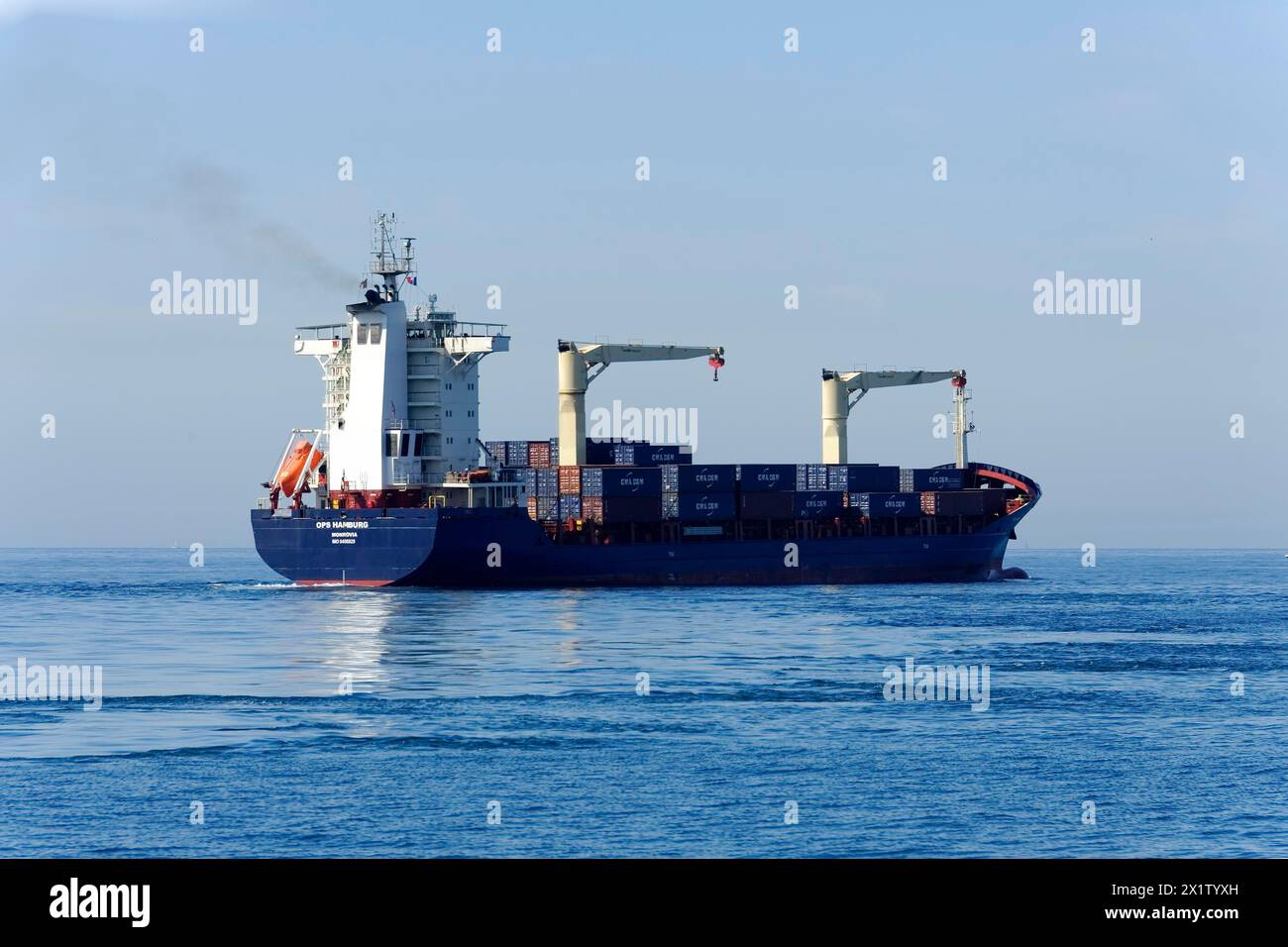 OPS HAMBURG, Una grande nave portacontainer naviga sul mare contro il cielo blu, Marsiglia, dipartimento Bouches-du-Rhone, Provence-Alpes-Cote d'Azur Foto Stock