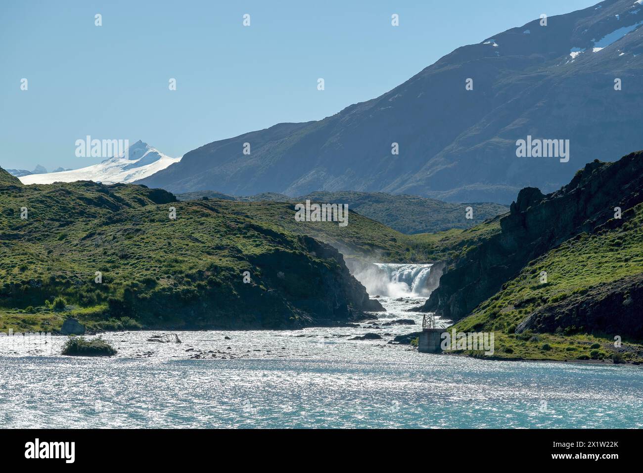 Lago Pehoe, cascata, Mirador salto grande, luce laterale, Parco Nazionale Torres del Paine, Parque Nacional Torres del Paine, Cordillera del Paine Foto Stock