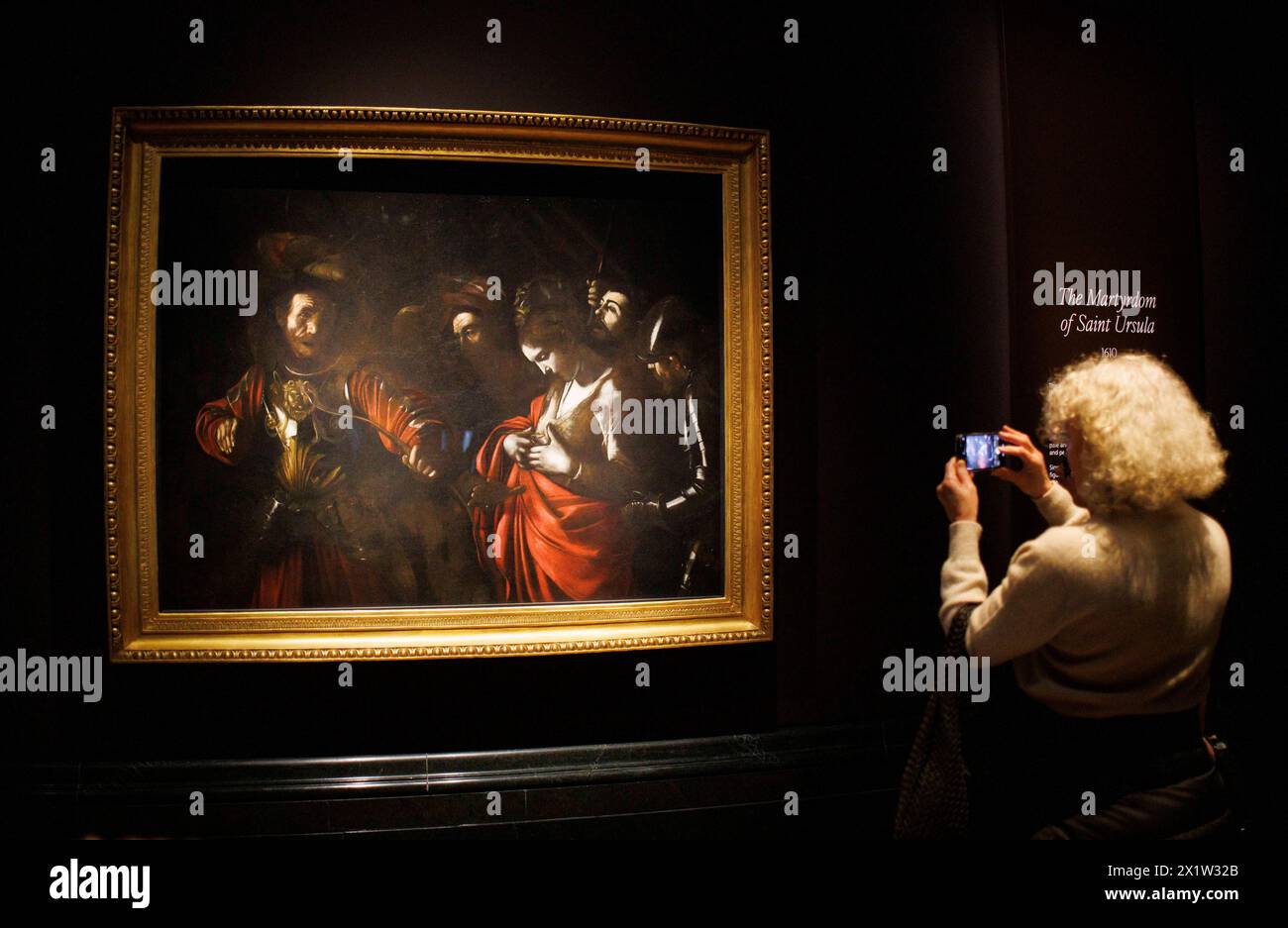 Londra, Regno Unito. 18 aprile 2024. La National Gallery espone l'ultimo dipinto di Caravaggio, non visto nel Regno Unito da quasi 20 anni, in una nuova mostra The Last Caravaggio che va dal 18 aprile al 21 luglio 2024. Il Martirio di Sant'Orsola, 1610, prestato dalla Collezione intesa Sanpaolo Martirio di Sant'Orsola di Michelangelo Merisi da Caravaggio. Crediti: Karl Black/Alamy Live News Foto Stock