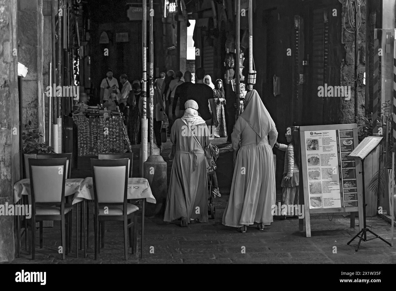 Donne con vesti nei portici storici del porto, Genova, Italia Foto Stock
