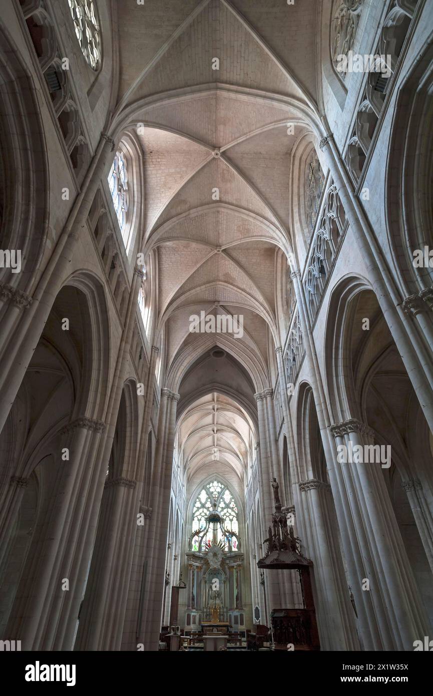 Navata del XIII secolo con vista dell'altare maggiore del tardo XVIII secolo, cattedrale di Notre Dame de l'Assomption, Lucon, Vendee, Francia Foto Stock