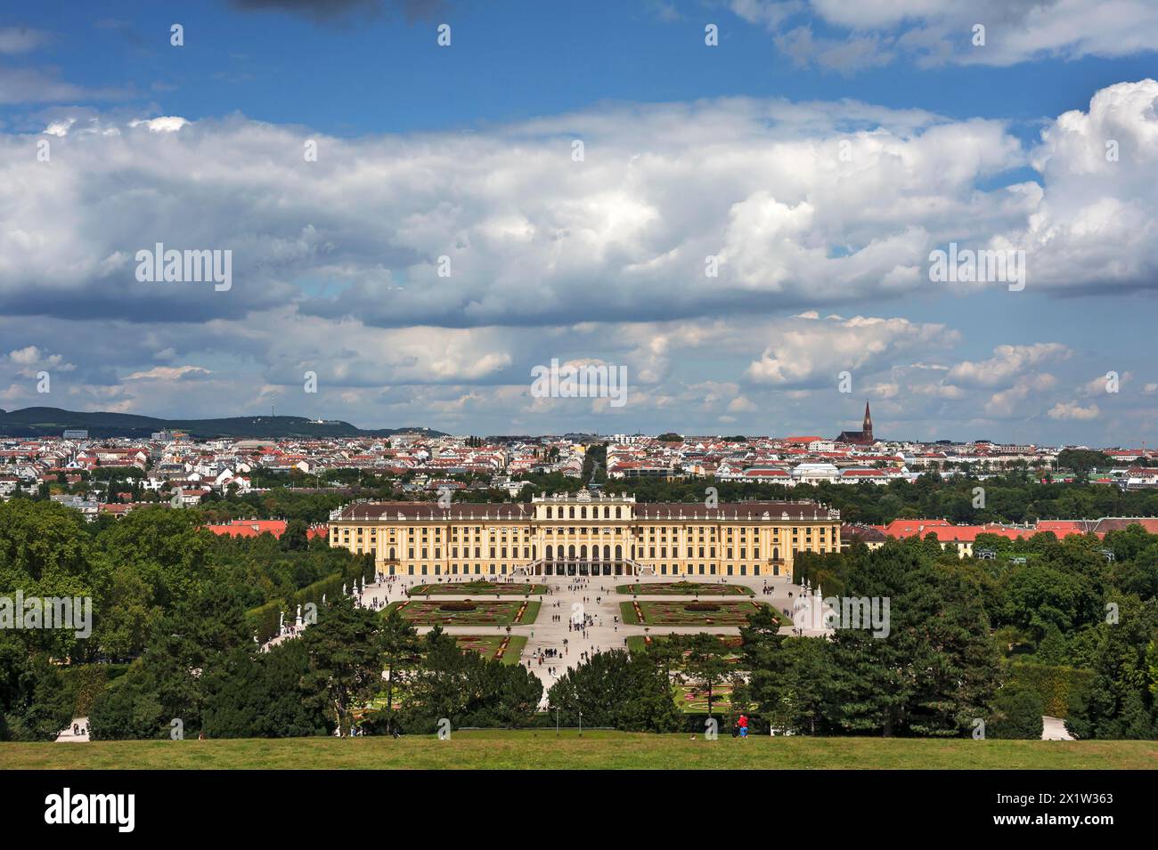 Vista del Palazzo Schoenbrunn e di una parte della città di Vienna dalla Gloriette, dal parco del Palazzo Schoenbrunn, da Schoenbrunn, Vienna, Austria Foto Stock