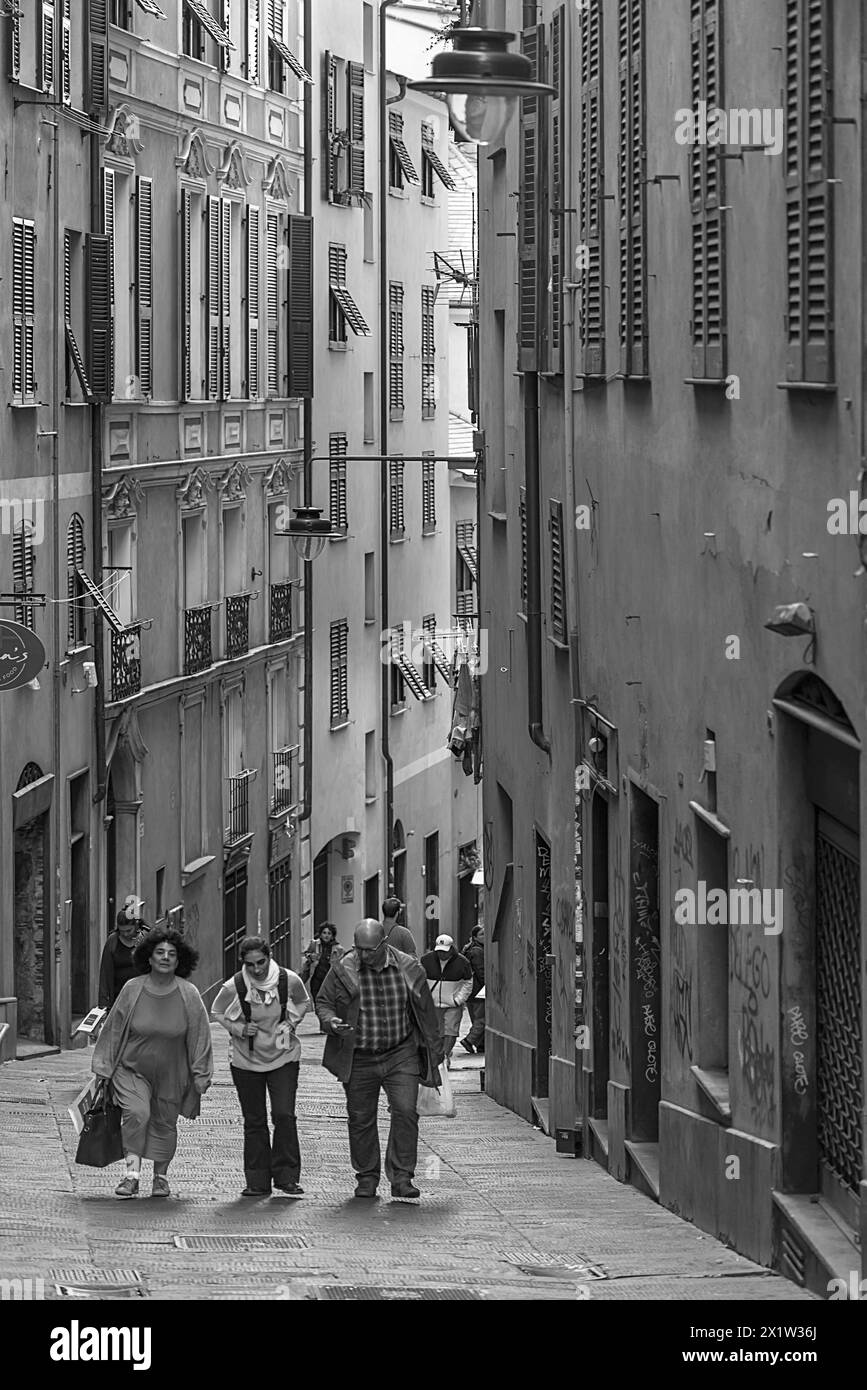 Ripida strada di montagna nel centro storico della città, Genova, Italia Foto Stock