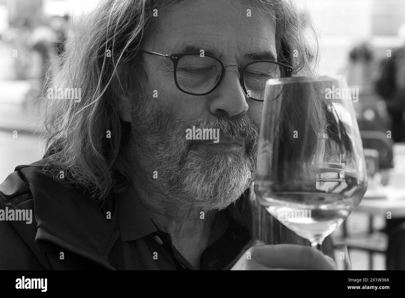 Ritratto, uomo che sorseggia un bicchiere di vino a occhi chiusi, Genova, Italia Foto Stock