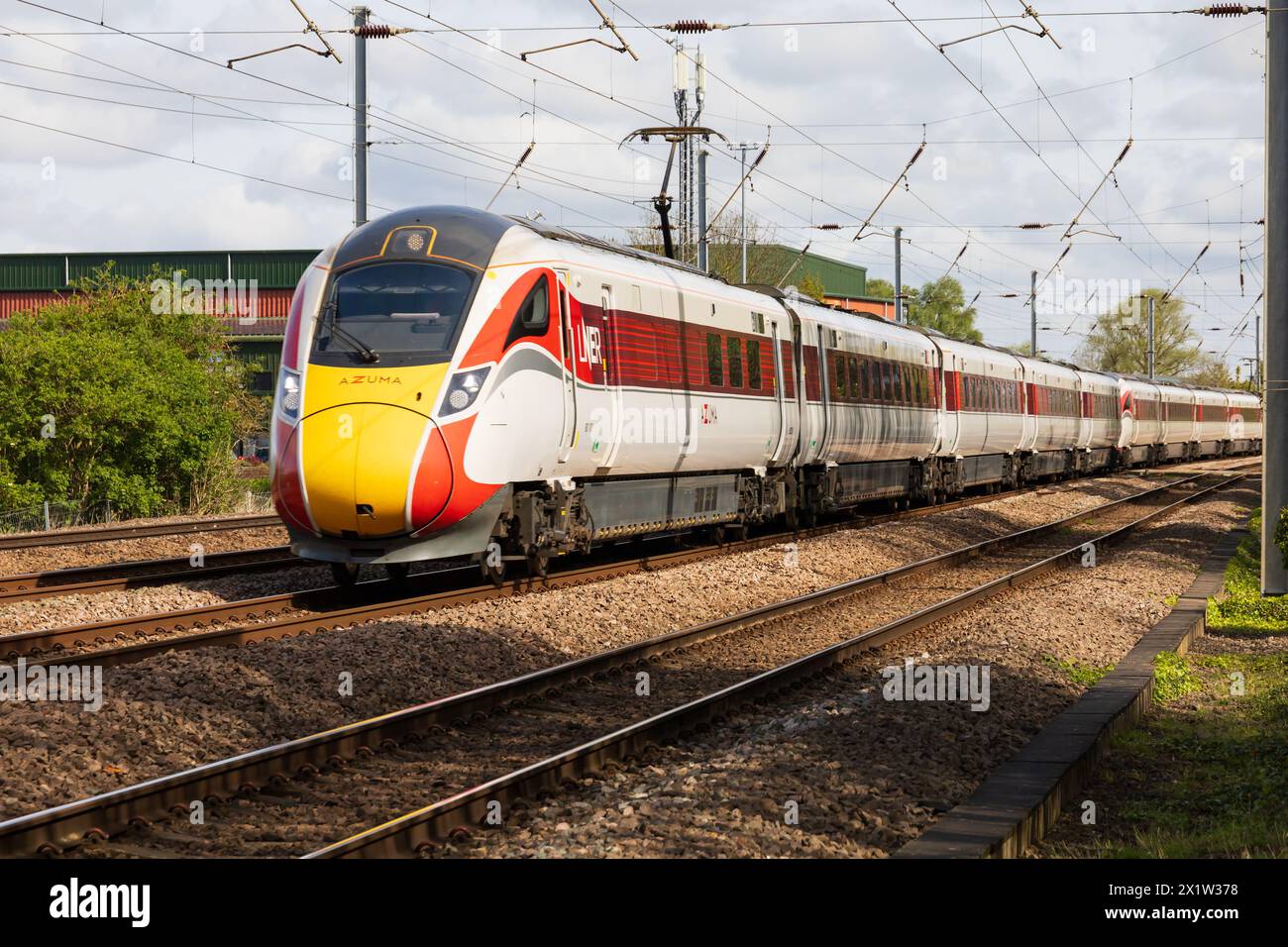 London North Eastern Railway, LNER, Azuma, treno ibrido diesel elettrico passeggeri in accelerazione verso Londra sulla East Coast Main Line a Offord Cluny, Foto Stock