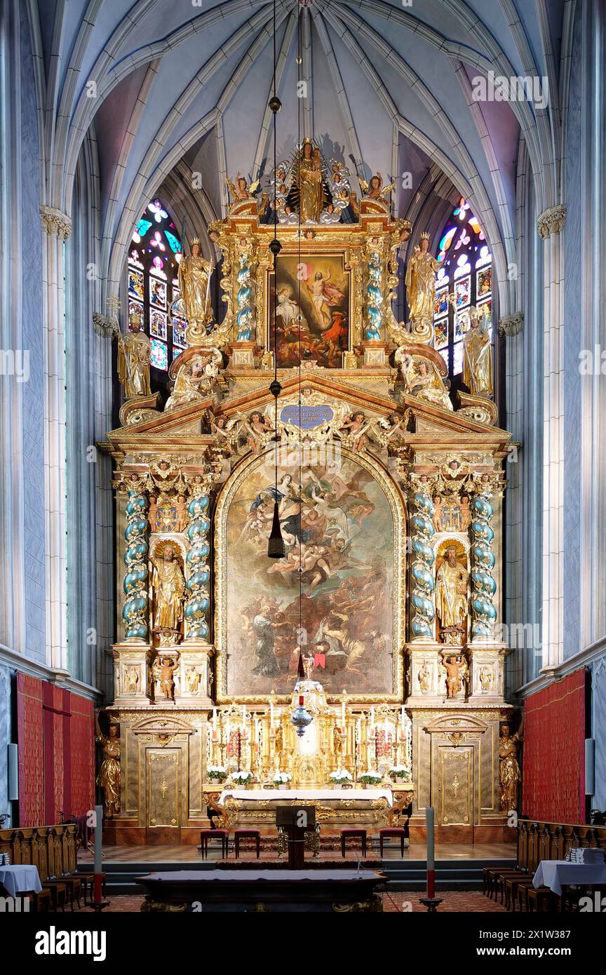 Bassa Austria, Austria. Navata e altare maggiore della chiesa dell'abbazia di Göttweig. Pala d'altare dell'assunzione di Maria in cielo Foto Stock