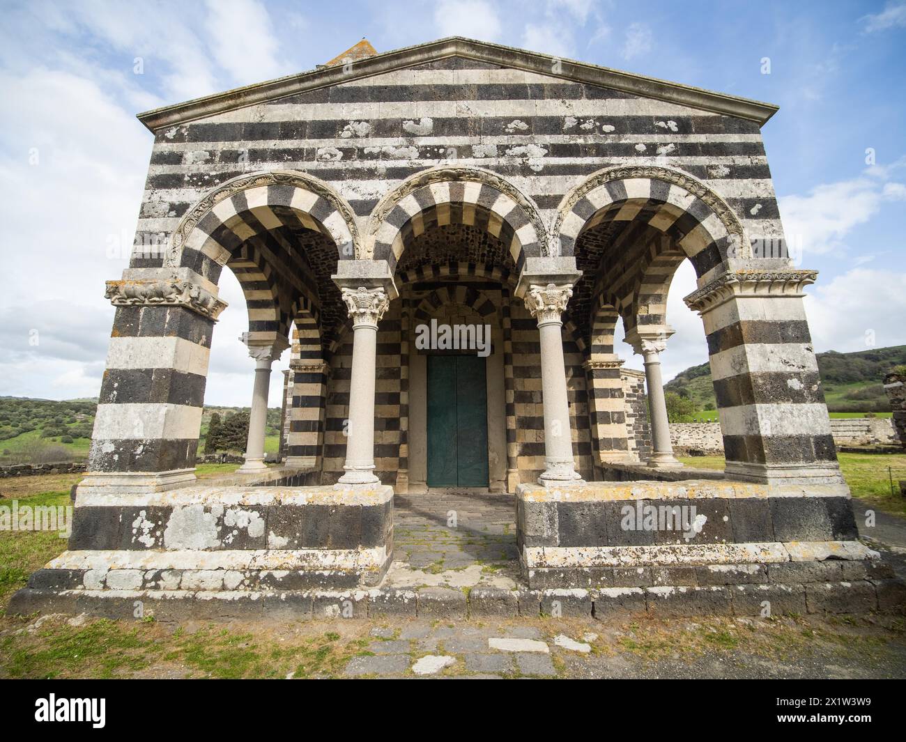 Chiesa abbaziale della Santissima Trinita di Saccargia del monastero camaldolese distrutto, vicino a Codrongianos, provincia di Sassari, Sardegna, Italia Foto Stock