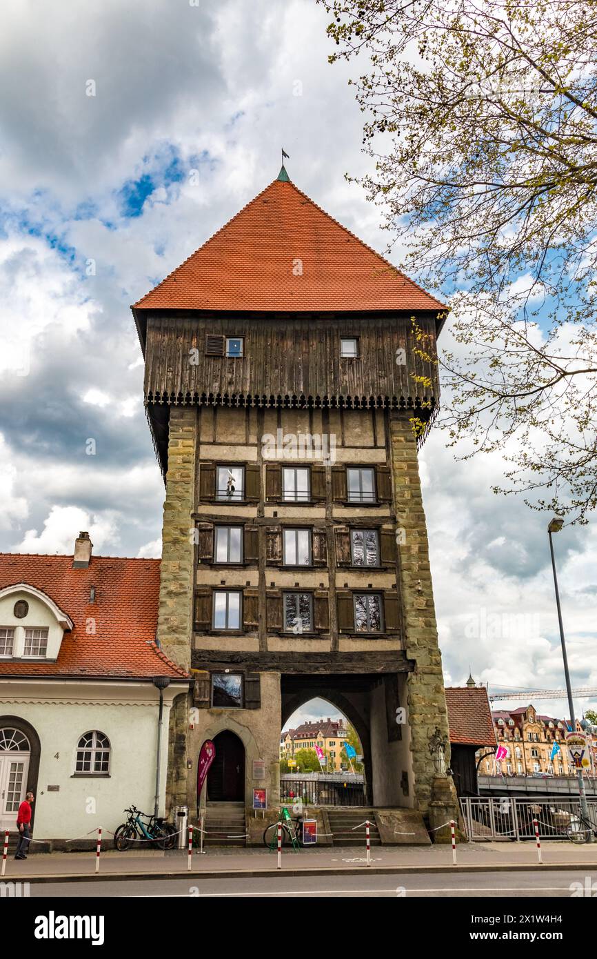 Splendida vista sulla torre medievale della porta del Reno (Rheintorturm), costruita intorno al 1200 come parte delle fortificazioni della città di Costanza. Questo imponente monumento... Foto Stock
