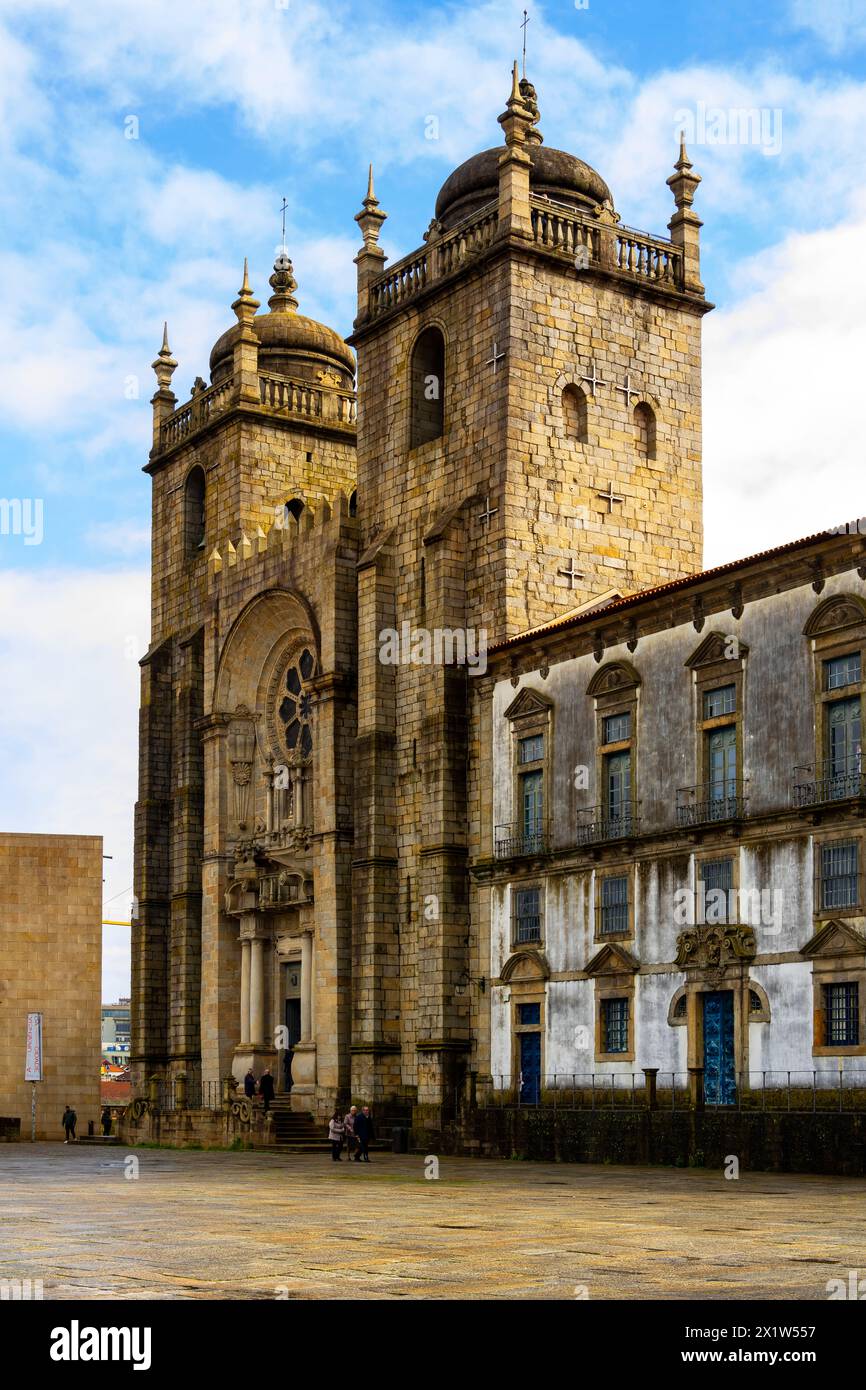 La Cattedrale di Porto è una chiesa cattolica romana situata nel centro storico della città di Porto, Portogallo. È uno dei monume più antichi della città Foto Stock