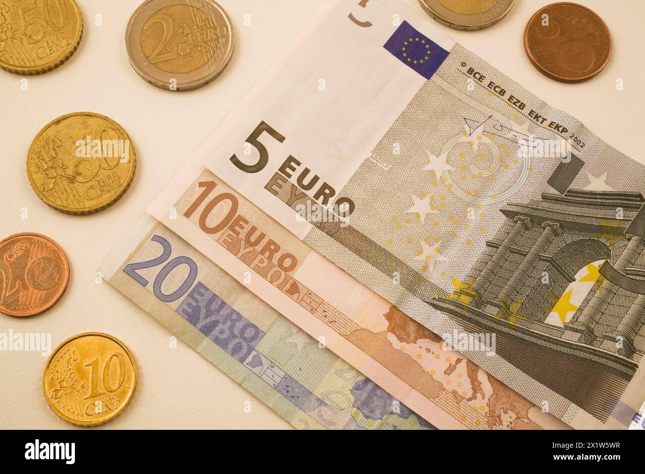 Primo piano di banconote da cinque, dieci, venti euro e monete assortite da 2, 5, 10, 50 cent su sfondo bianco, Studio Composition, Quebec, Canada Foto Stock