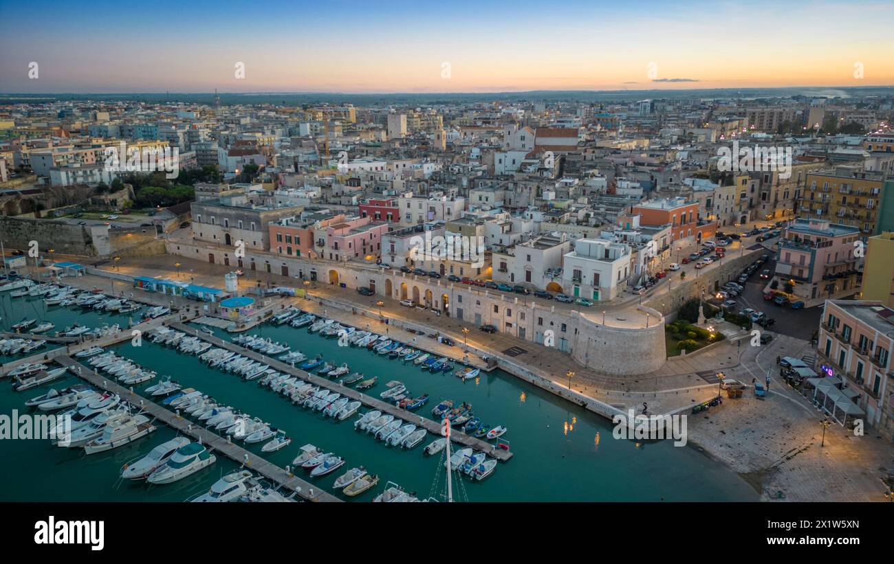 Vista aerea del lungomare di Bisceglie in Puglia con drone. Foto Stock