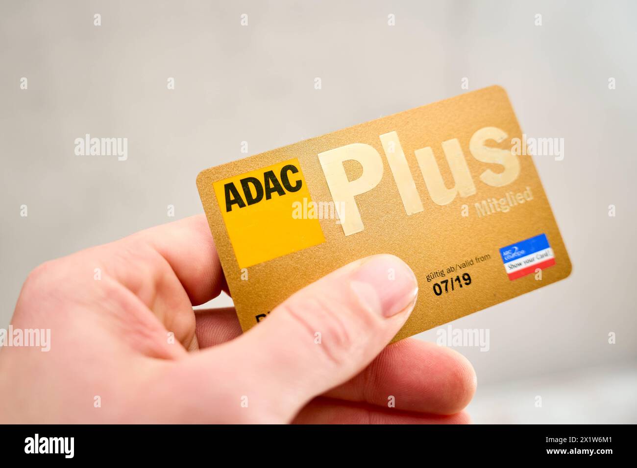 Augusta, Baviera, Germania - 17 aprile 2024: Mano in possesso di una tessera ADAC. Membro ADAC Plus *** Hand hält eine Mitgliedskarte des ADAC. ADAC Plus Mitglied Foto Stock