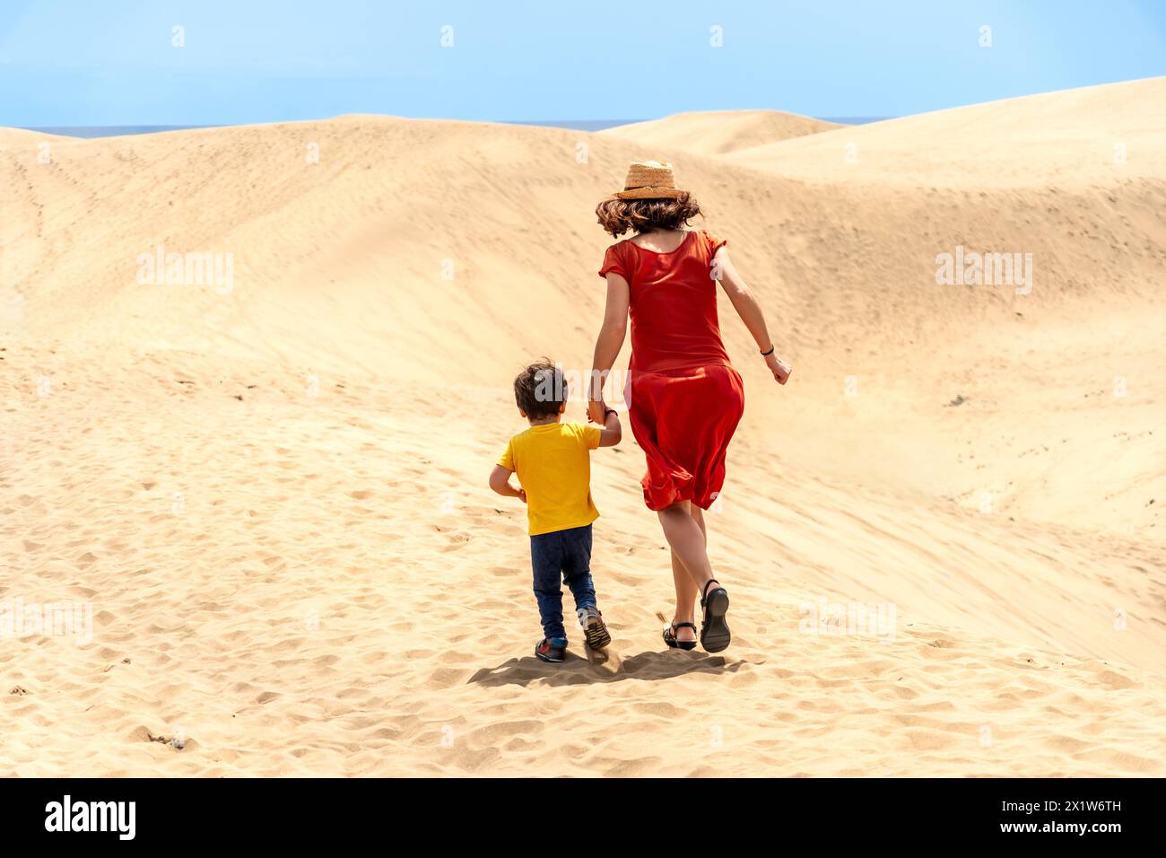 Madre e figlio in vacanza passeggiando tra le dune di Maspalomas, Gran Canaria, Isole Canarie Foto Stock