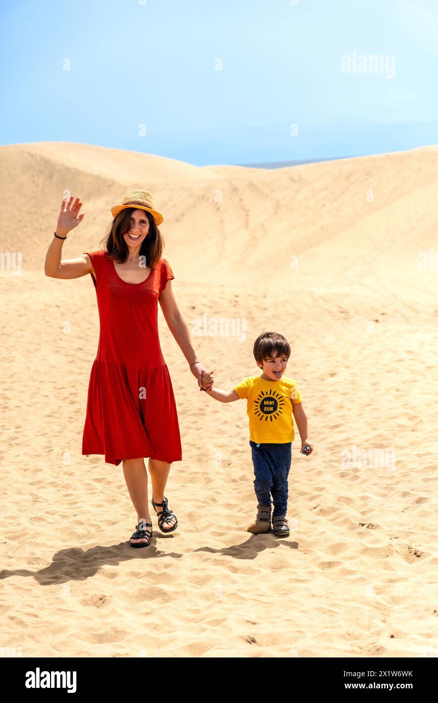 Madre e figlio turisti che si godono tra le dune di Maspalomas, Gran Canaria, Isole Canarie Foto Stock