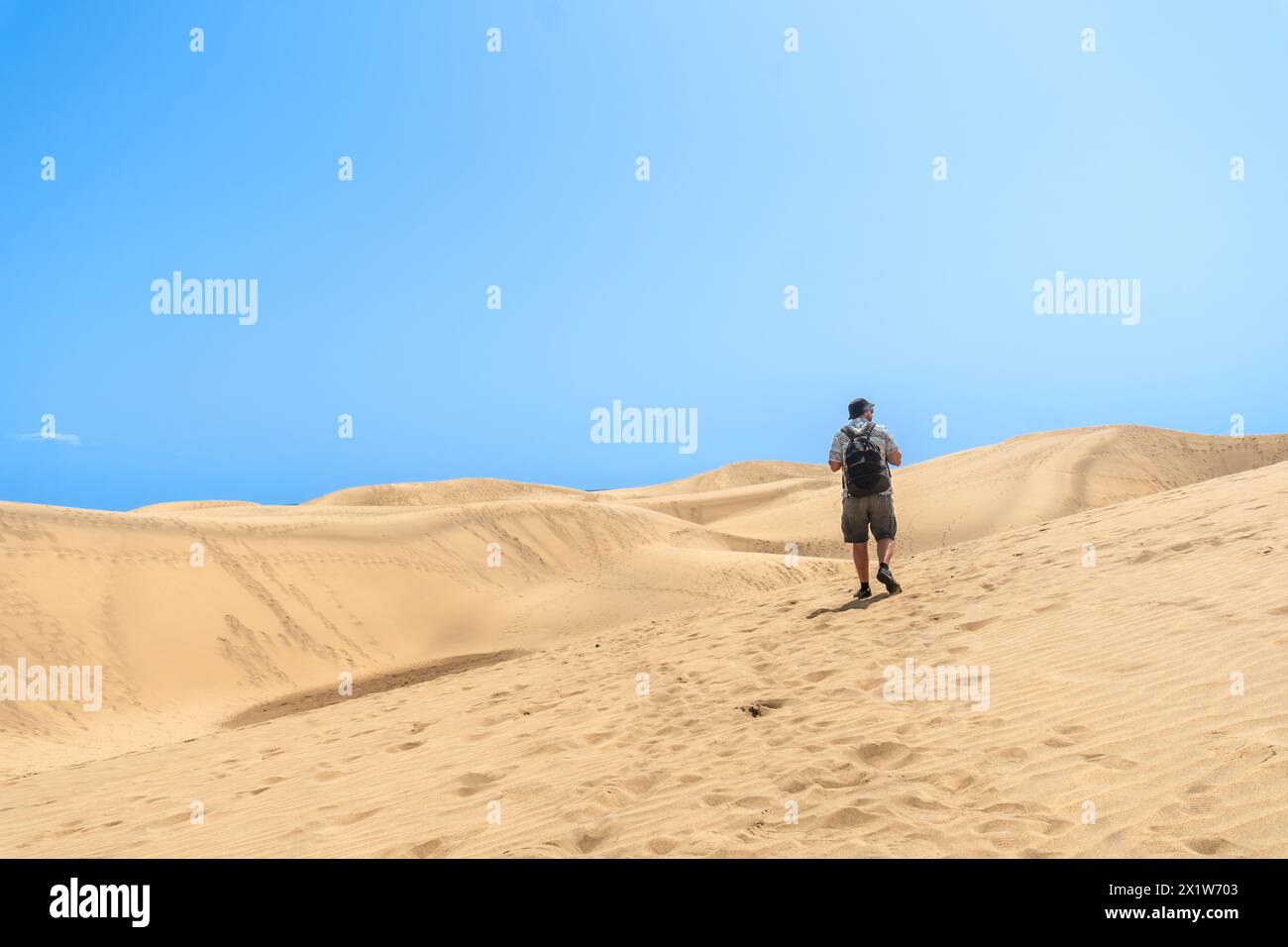 Un turista che si gode tra le dune di Maspalomas, Gran Canaria, Isole Canarie Foto Stock