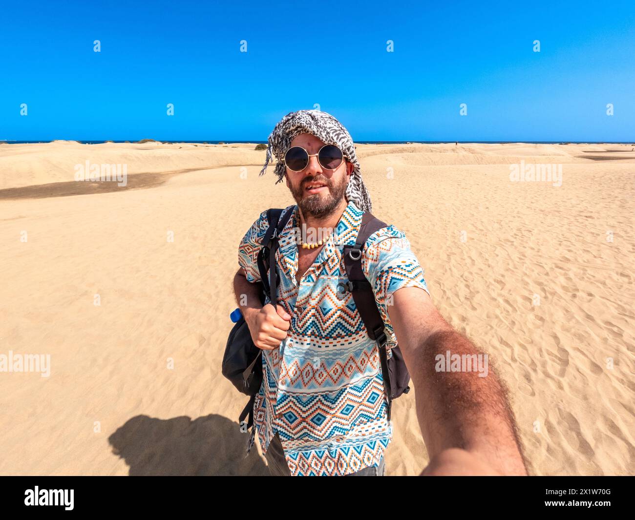 Selfie di un turista in vacanza tra le dune di Maspalomas, Gran Canaria, Isole Canarie Foto Stock