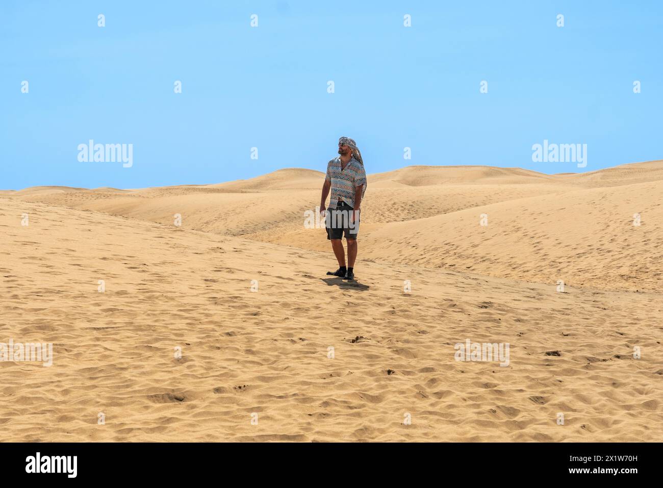 Ritratto del turista maschile in estate che cammina tra le dune di Maspalomas, Gran Canaria, Isole Canarie Foto Stock