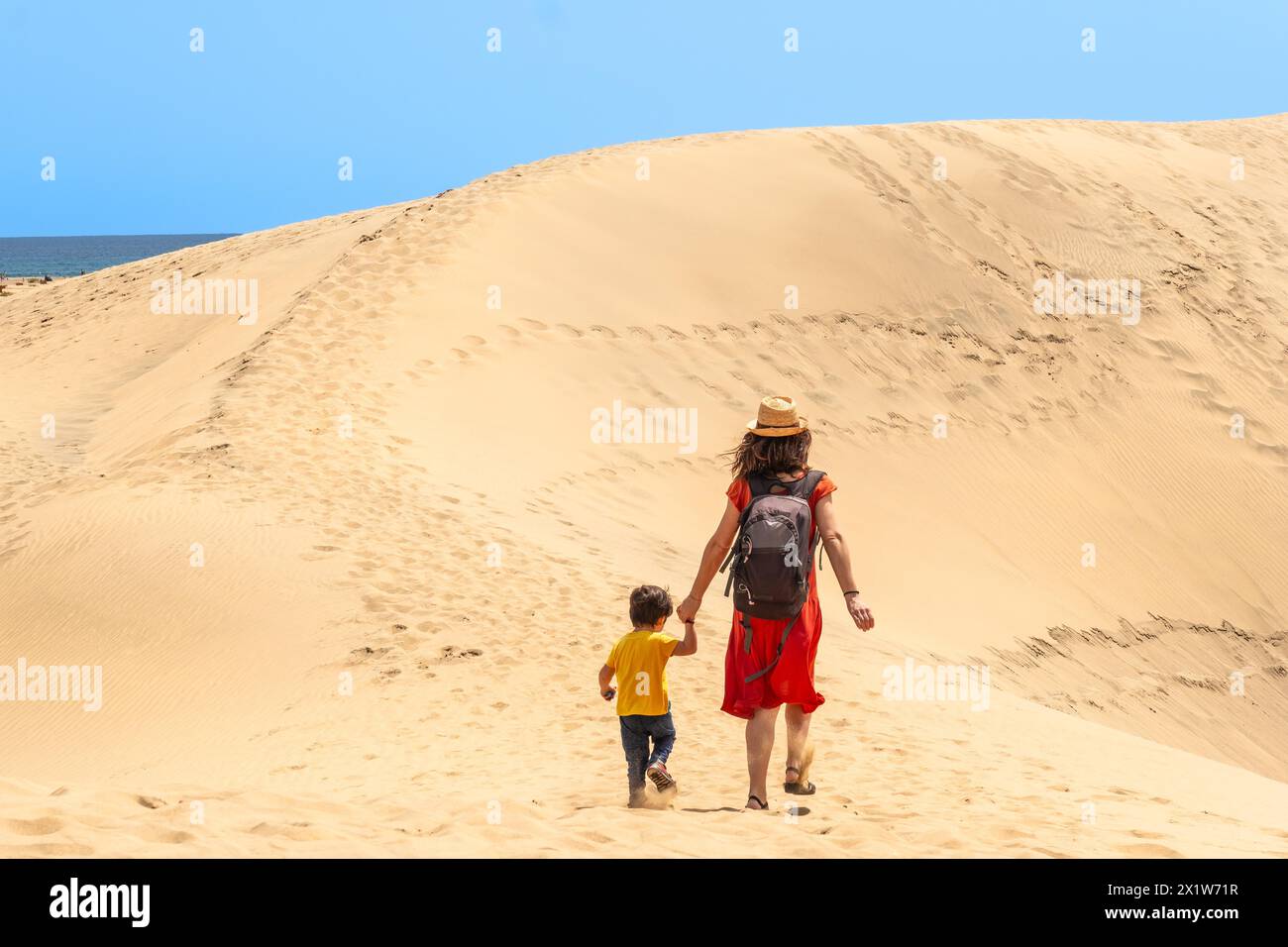 Madre e figlio in vacanza nelle dune di Maspalomas, Gran Canaria, Isole Canarie Foto Stock