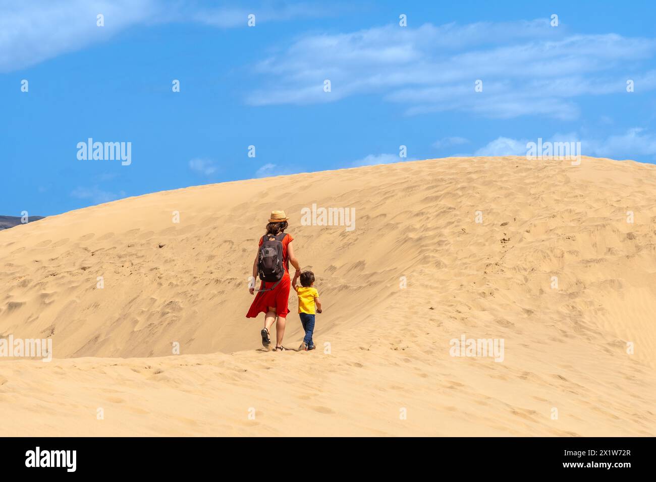 Madre e figlio si godono tra le dune di Maspalomas in vacanza, Gran Canaria, Isole Canarie Foto Stock