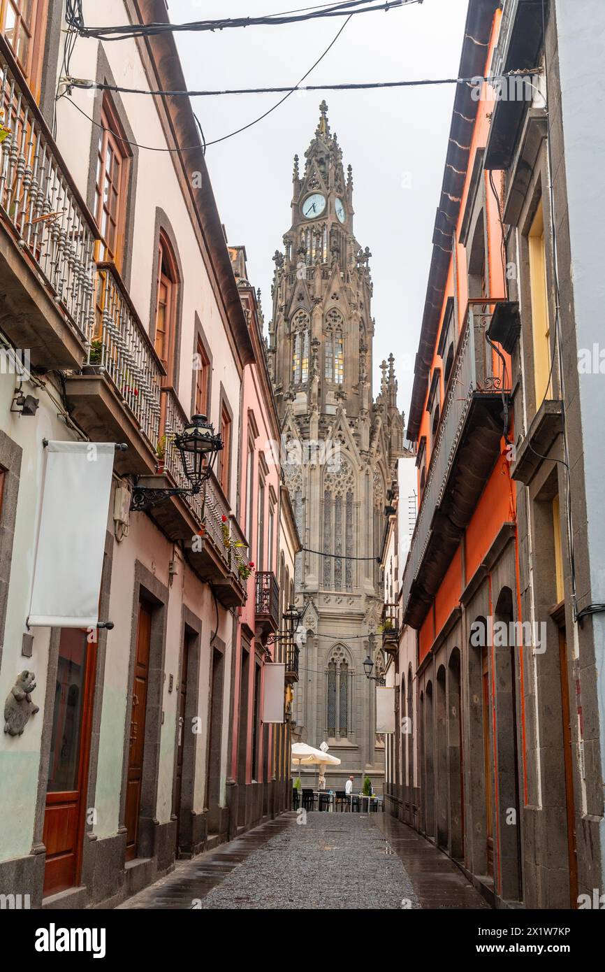 Bella strada vicino alla Chiesa di San Juan Bautista, alla Cattedrale di Arucas, a Gran Canaria, Spagna Foto Stock