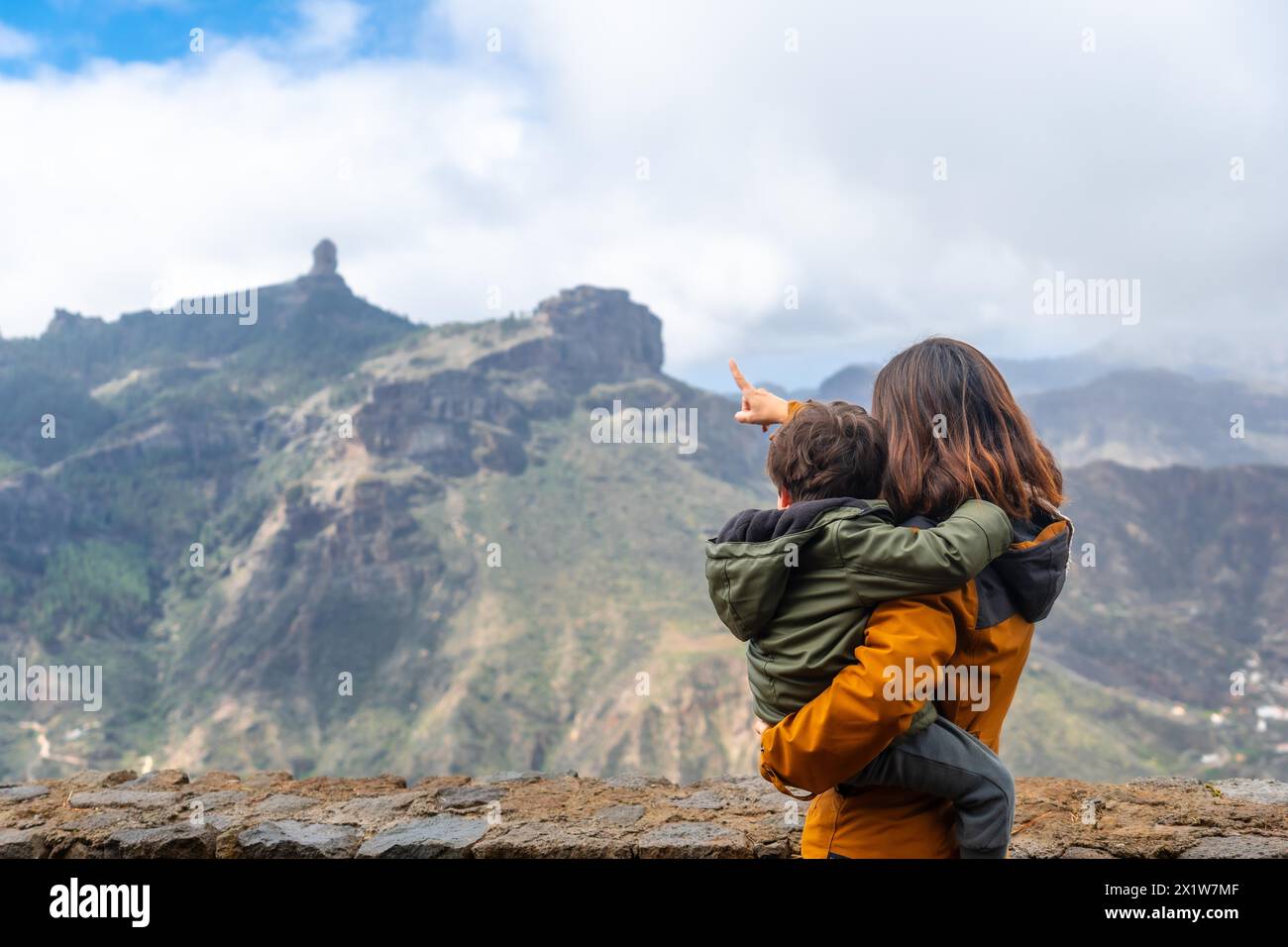 Una madre con suo figlio che guarda Roque Nublo da un punto di vista. Gran Canaria, Spagna Foto Stock