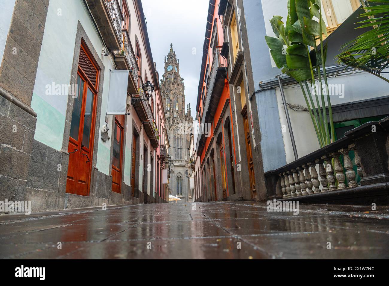 Bella strada vicino alla Chiesa di San Juan Bautista, alla Cattedrale di Arucas, a Gran Canaria, Spagna Foto Stock