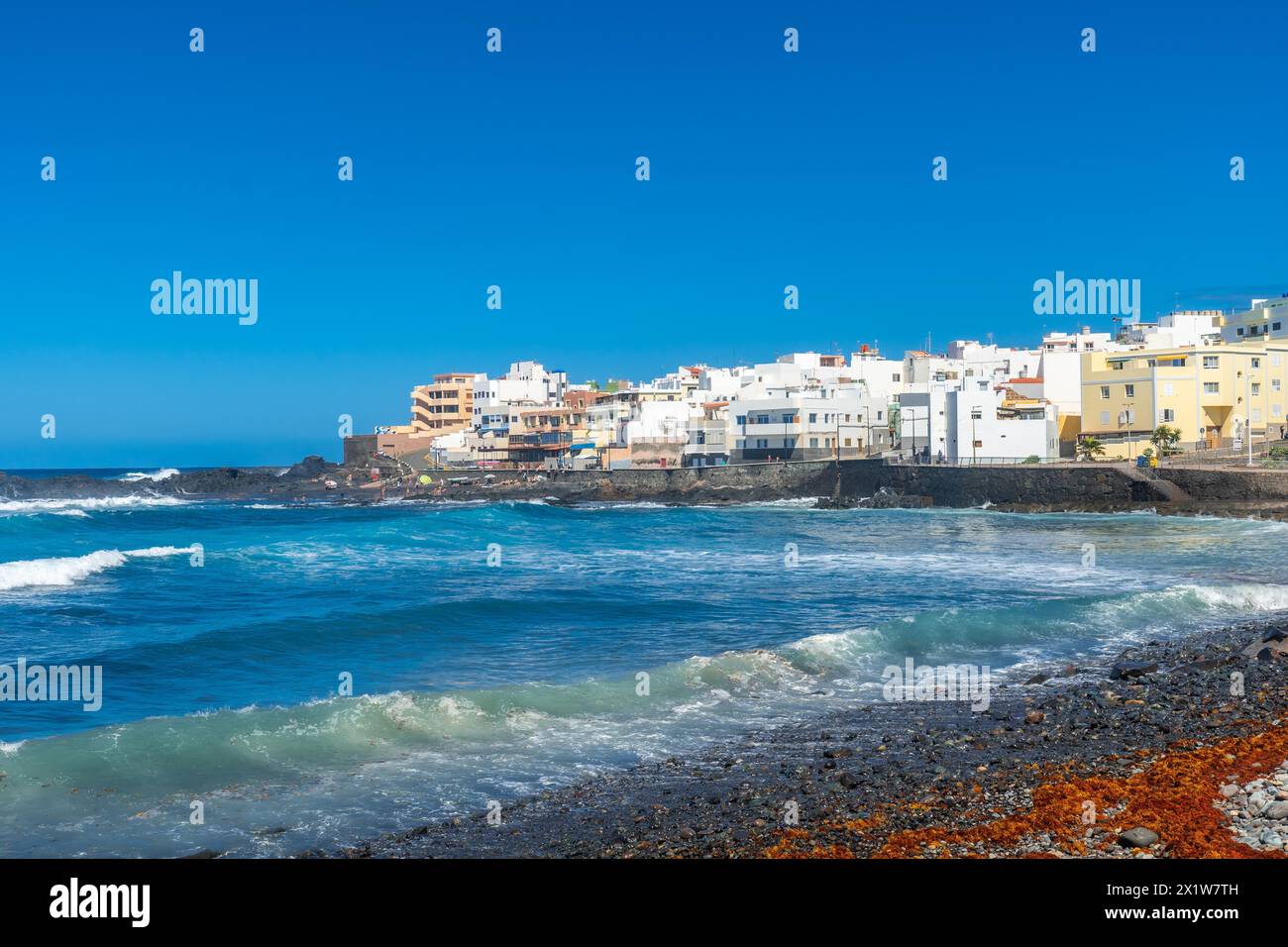 Bella spiaggia in estate di Playa el Puertillo e la sua splendida città di Gran Canaria. Spagna Foto Stock