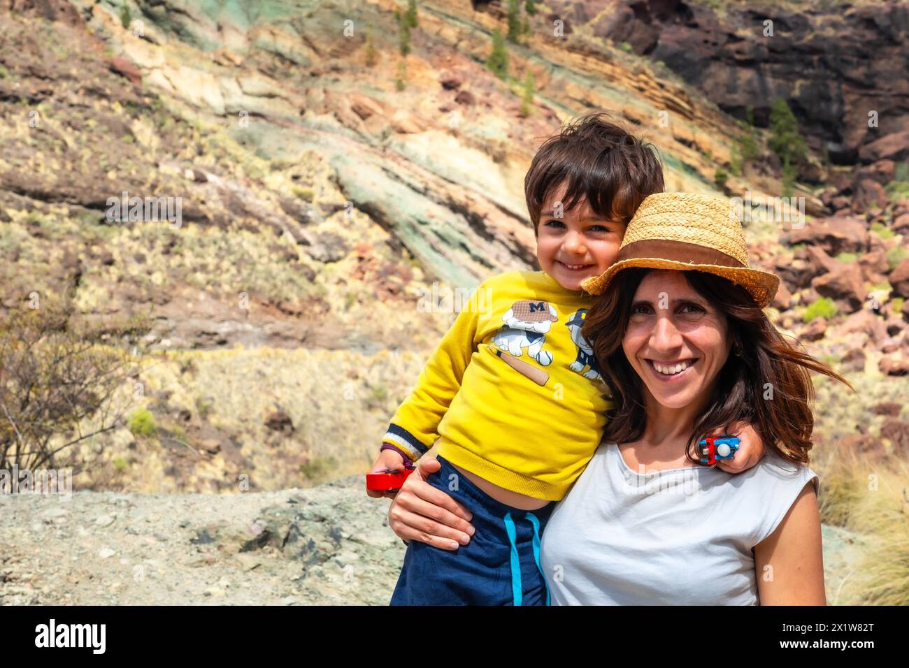 Ritratto di madre e figlio che si godono al Monumento naturale Azulejos de Veneguera o Rainbow Rocks a Mogan, Gran Canaria Foto Stock