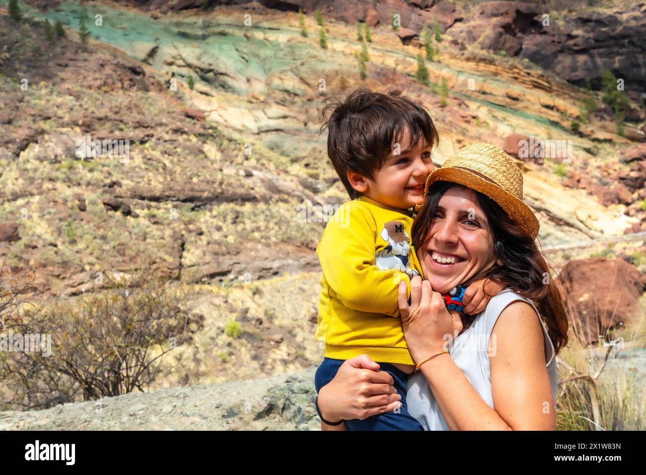 Famiglia di madre e figlio che si godono al Monumento naturale Azulejos de Veneguera o Rainbow Rocks a Mogan, Gran Canaria Foto Stock