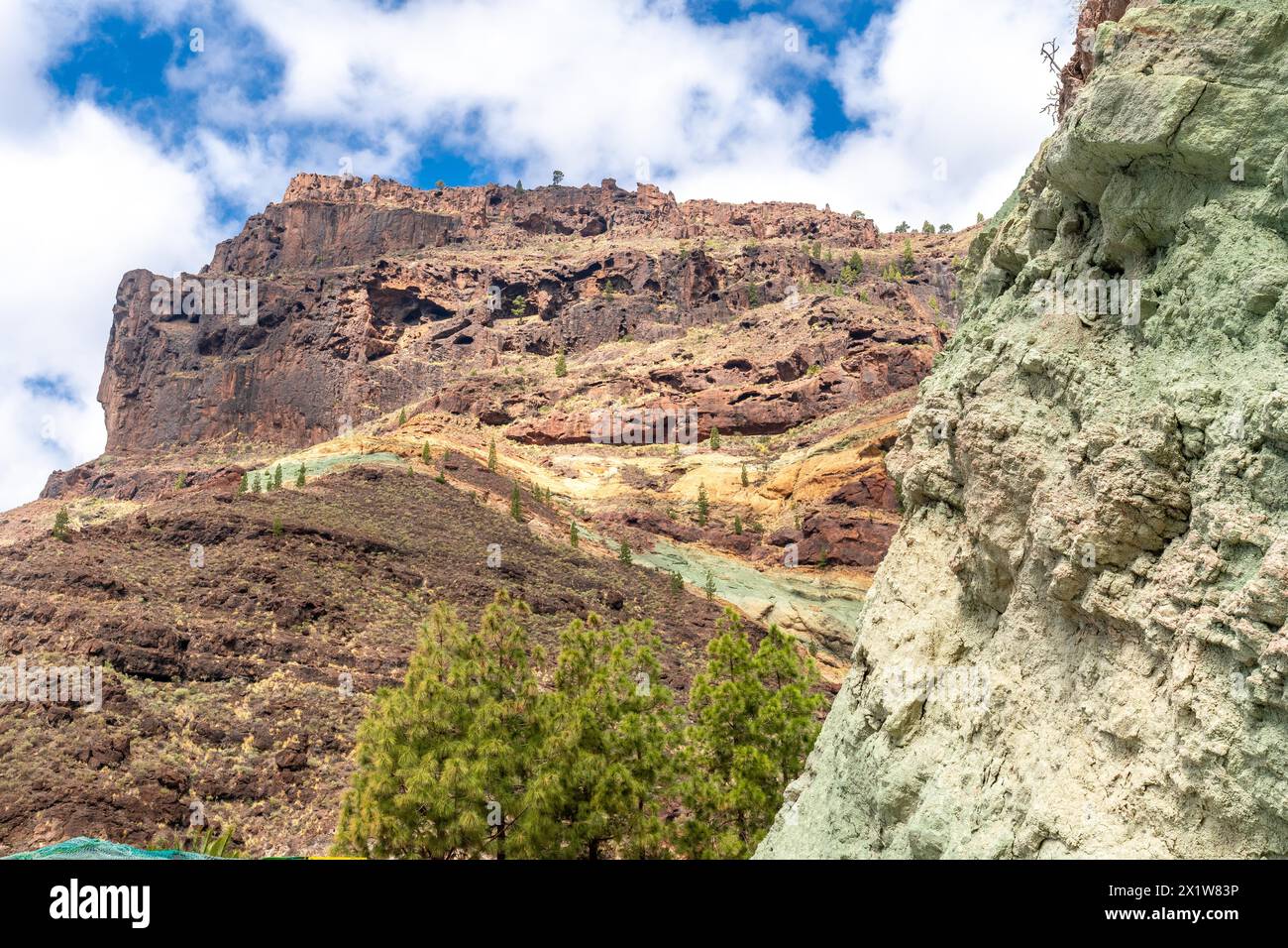 Splendido paesaggio nel monumento naturale Azulejos de Veneguera o Rainbow Rocks a Mogan, Gran Canaria Foto Stock
