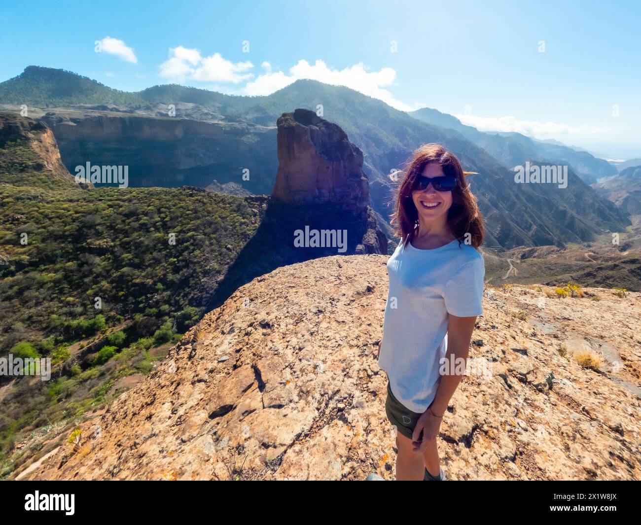 Una donna felice al punto panoramico di Roque Palmes vicino a Roque Nublo a Gran Canaria, Isole Canarie Foto Stock