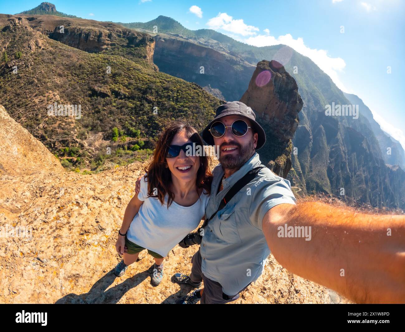 Selfie di coppia al punto panoramico di Roque Palmes vicino a Roque Nublo a Gran Canaria, Isole Canarie Foto Stock