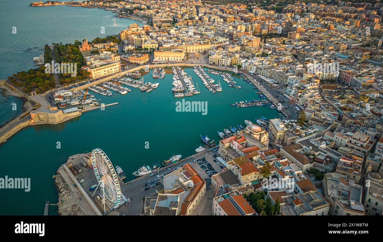 Vista aerea con drone sul lungomare e sulla città di Trani (Puglia, Italia) Foto Stock