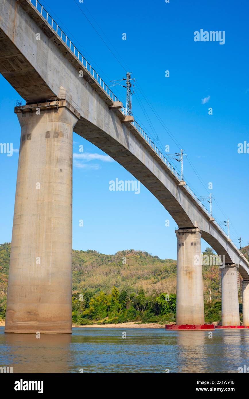 Ponte sul Mekong per la ferrovia Cina-Laos, vicino a Luang Prabang, provincia di Luang Prabang, Laos Foto Stock