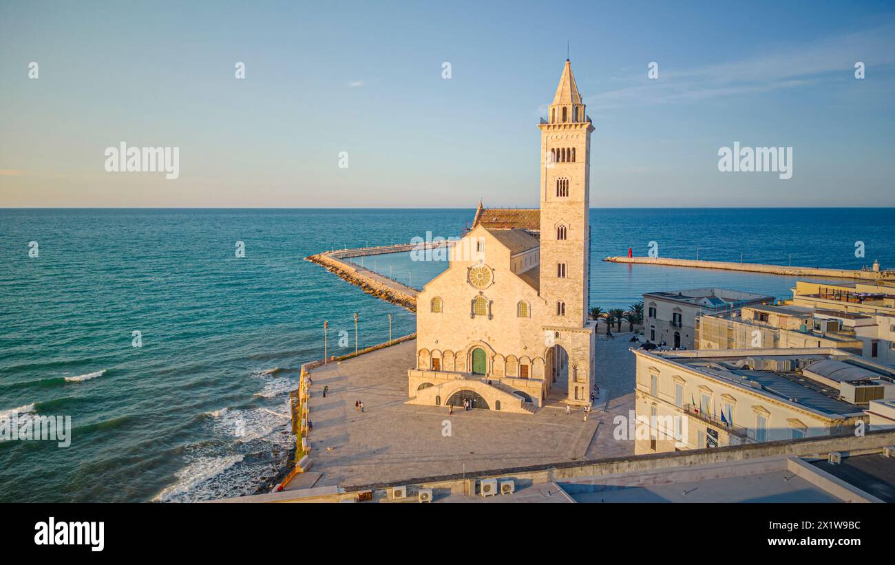 Vista aerea con drone sul lungomare e sulla città di Trani (Puglia, Italia) Foto Stock