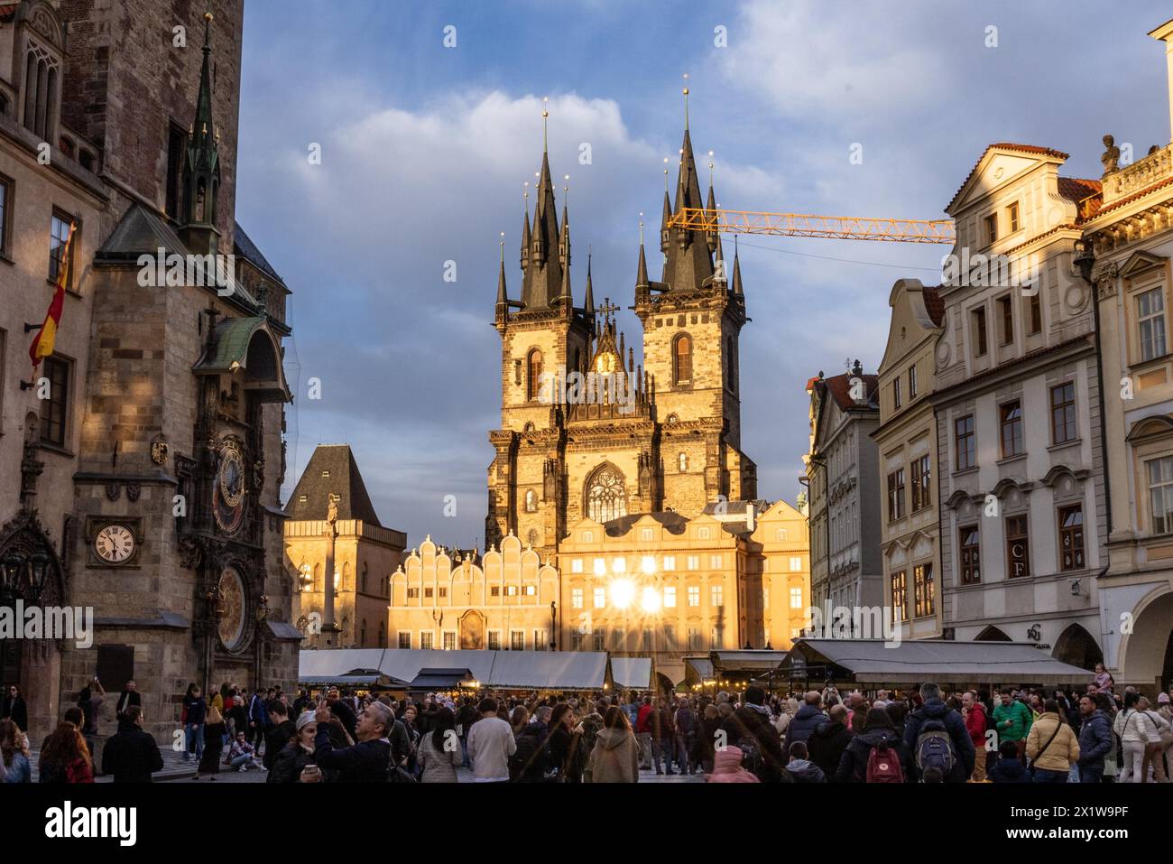 Folle, visite turistiche, tour della città, sole, zona pedonale, storico, vecchio, municipio di Praga, orologio dell'apostolo, Praga, Repubblica Ceca Foto Stock