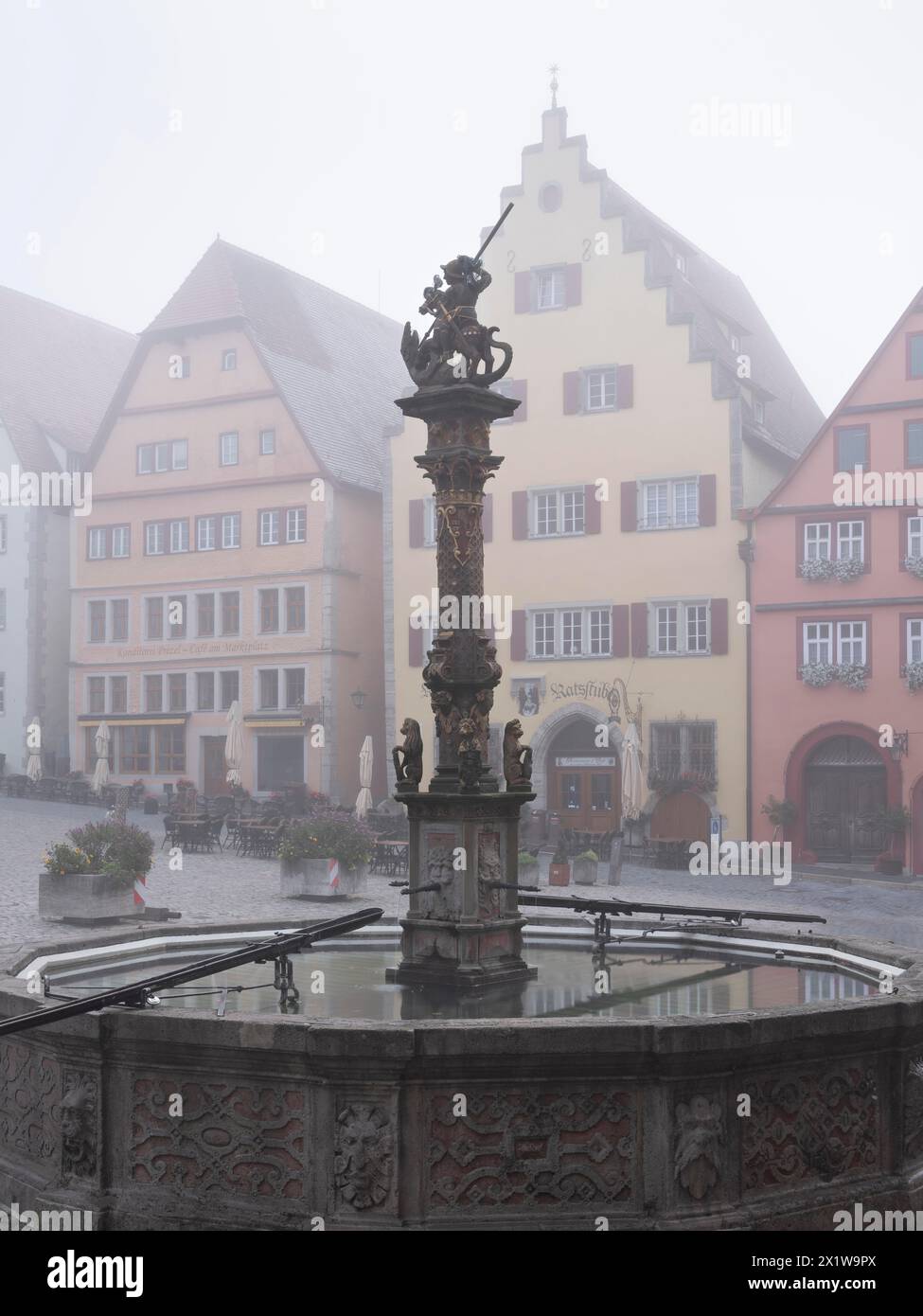 La piazza del mercato con le case cittadine e la fontana di San Giorgio nella storica città vecchia al mattino, Rothenburg ob der Tauber, Franconia media Foto Stock