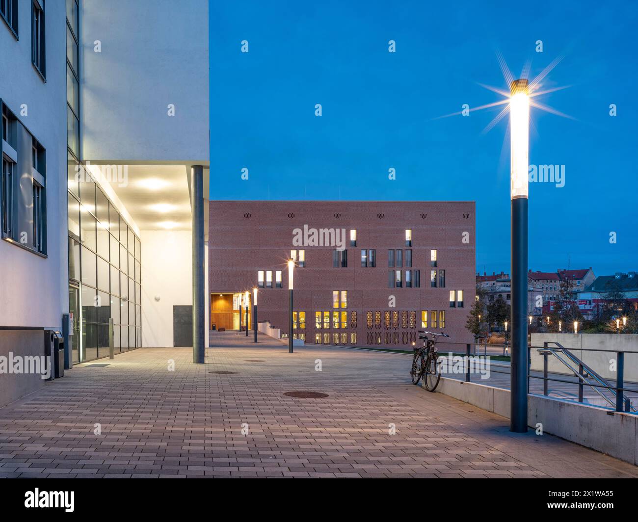 Steintorcampus della Martin Lutero University Halle-Wittenberg in serata, Halle (Saale), Sassonia-Anhalt, Germania Foto Stock