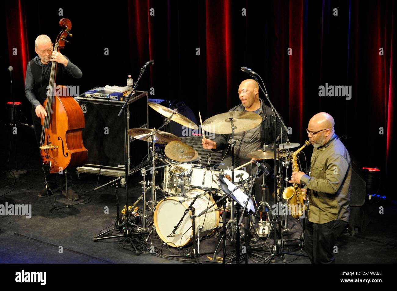 Der britische Jazz-bassista Dave Holland mit Jaleel Shaw AS. Ed Eric Harland dr. im Oberhausener Ebertbad. Il bassista jazz britannico Dave Holland con Jaleel Shaw AS. E il dottor Eric Harland. A Oberhausen. Oberhausen NRW DEUDEGERMANYDEUTSCHLANDALLEMAGNE Foto Stock