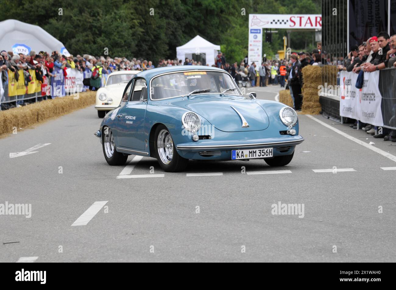 Una vecchia auto sportiva blu accelera su una pista da corsa con una folla sullo sfondo, REVIVAL SOLITUDINE 2011, Stoccarda, Baden-Wuerttemberg, Germania Foto Stock