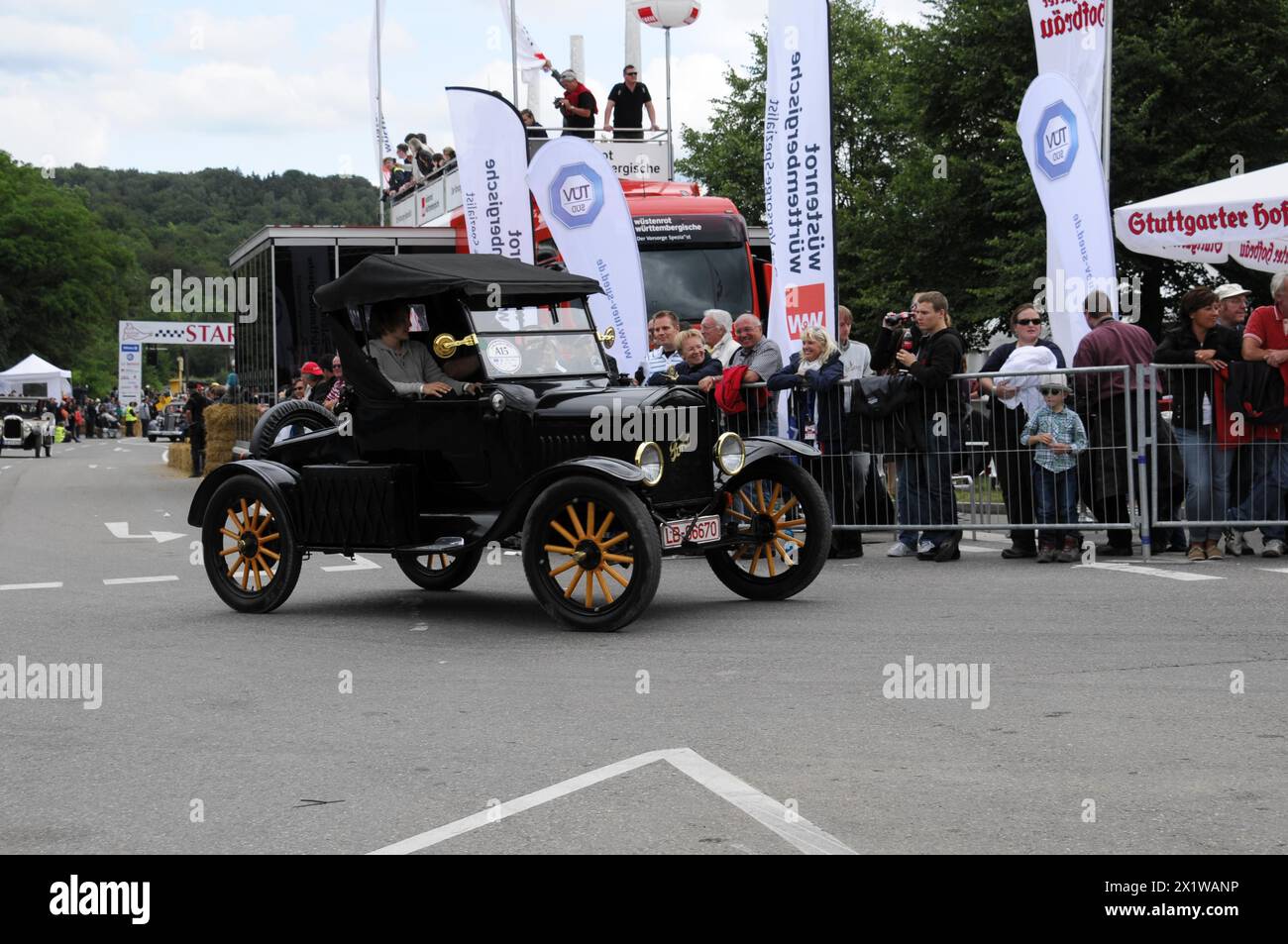 Un'auto d'epoca nera Ford Model T guida davanti agli spettatori in una gara di auto storiche, SOLITUDE REVIVAL 2011, Stoccarda, Baden-Wuerttemberg, Germania Foto Stock