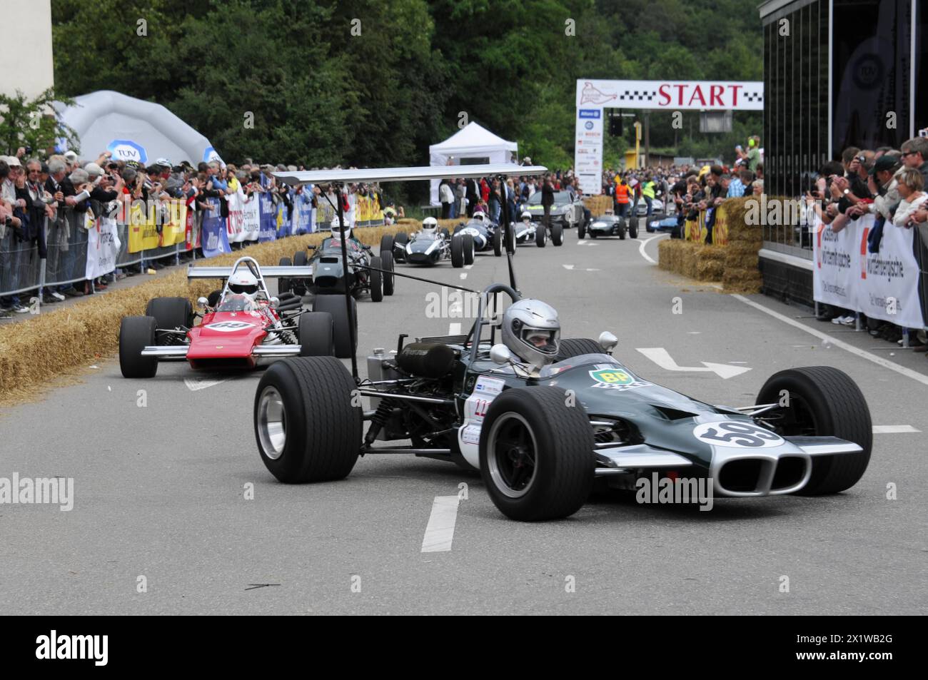 Varie auto da corsa di formula alla linea di partenza di un evento motoristico con spettatori sullo sfondo, SOLITUDE REVIVAL 2011, Stoccarda Foto Stock