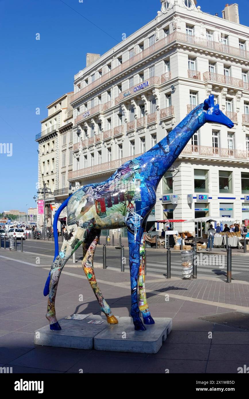 Colorata scultura di giraffa su una strada trafficata della città, Marsiglia, dipartimento Bouches-du-Rhone, regione Provence-Alpes-Cote d'Azur, Francia Foto Stock