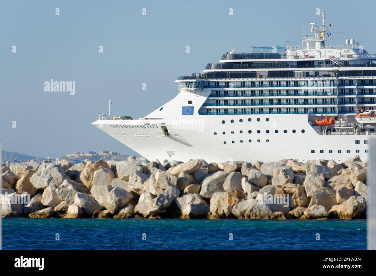 Nave da crociera MSC di fronte a una costa con rocce bagnate dalle onde, Marsiglia, dipartimento Bouches-du-Rhone, regione Provence-Alpes-Cote d'Azur, Francia Foto Stock