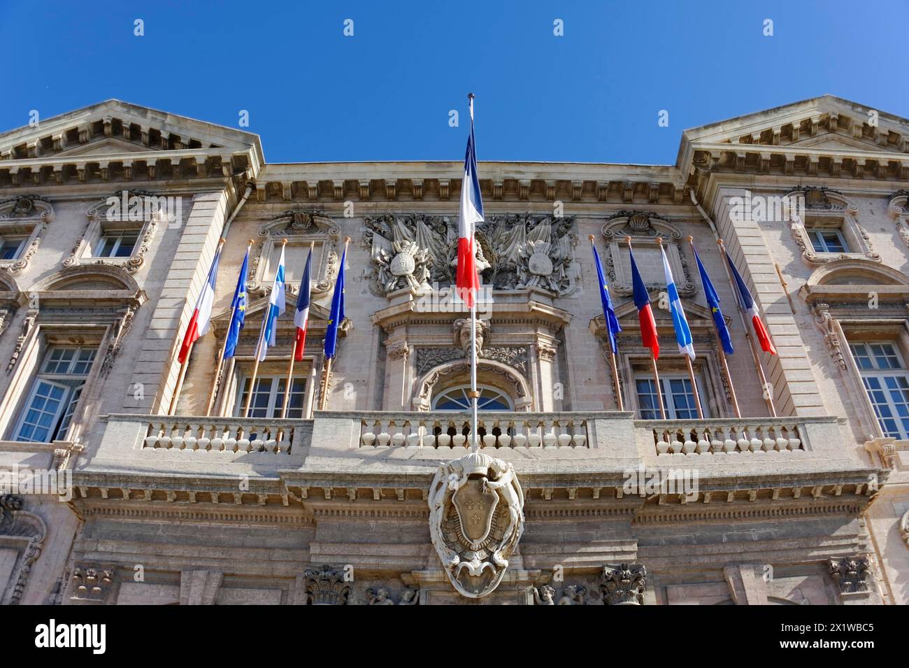 Vecchio Municipio, Hotel de Ville, nel Porto Vecchio, architettura classica di un edificio con bandiere e ornamenti francesi, Marsiglia, dipartimento Foto Stock