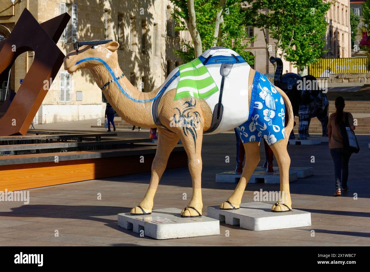 Scultura artistica di cammello al centro di una piazza pubblica, Marsiglia, dipartimento Bouches-du-Rhone, regione Provenza-Alpi-Costa Azzurra, Francia Foto Stock
